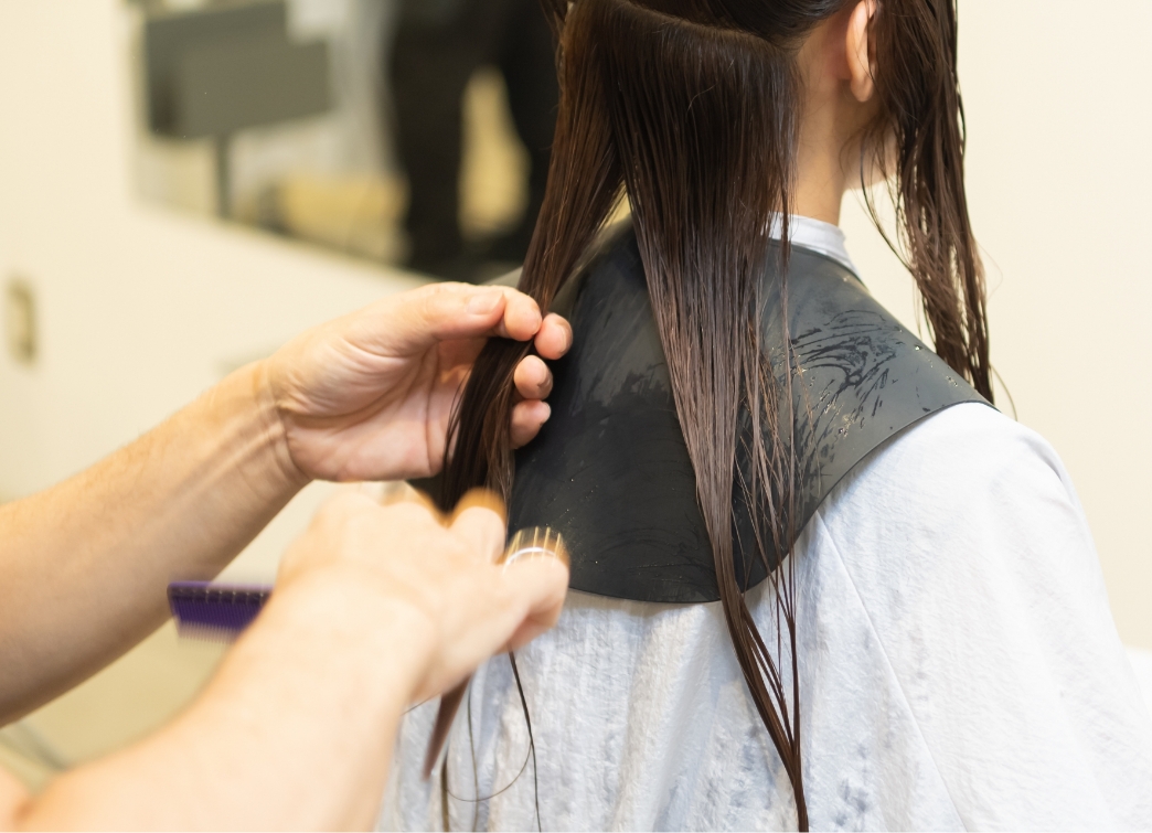 ヘアサロンでの施術風景