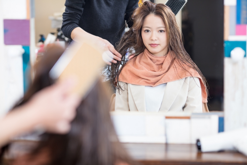 ヘアサロンでの施術風景